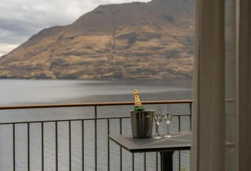 1 Bedroom Apartment Lake View