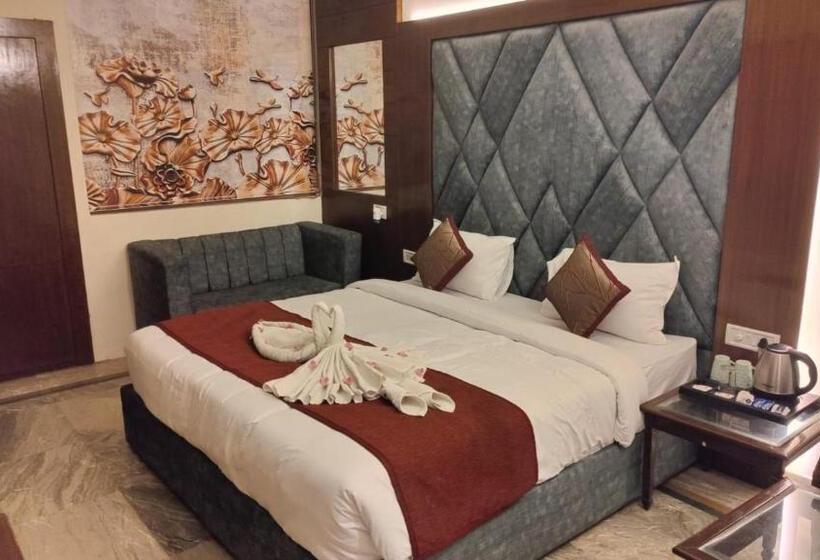 キングサイズベッドのスタンダードルーム, Saket