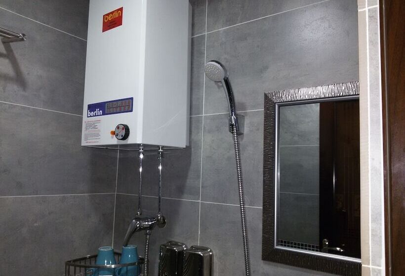 اتاق استاندارد, Tom's Guest House