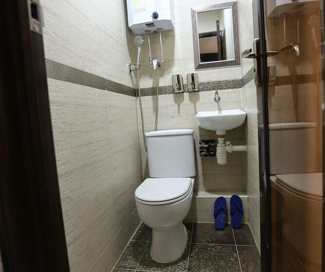 اتاق استاندارد, Tom's Guest House