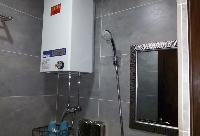 اتاق استاندارد یک نفره, Tom's Guest House