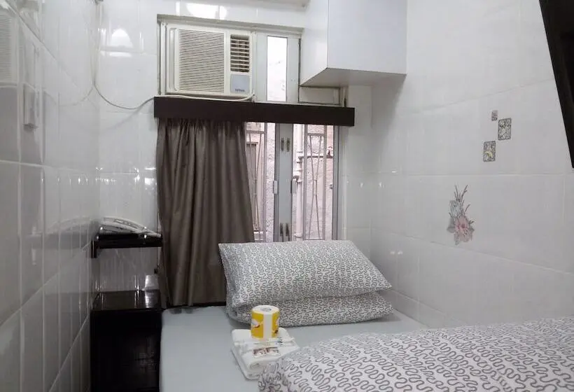 اتاق استاندارد یک نفره, Tom's Guest House