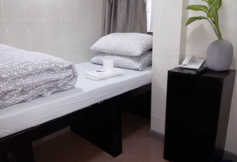 اتاق استاندارد یک نفره, Tom's Guest House