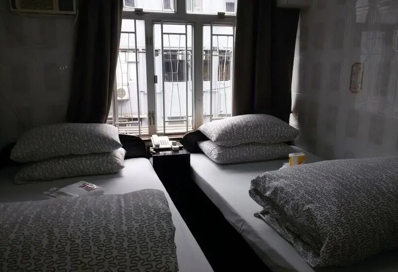 اتاق خانوادگی, Tom's Guest House
