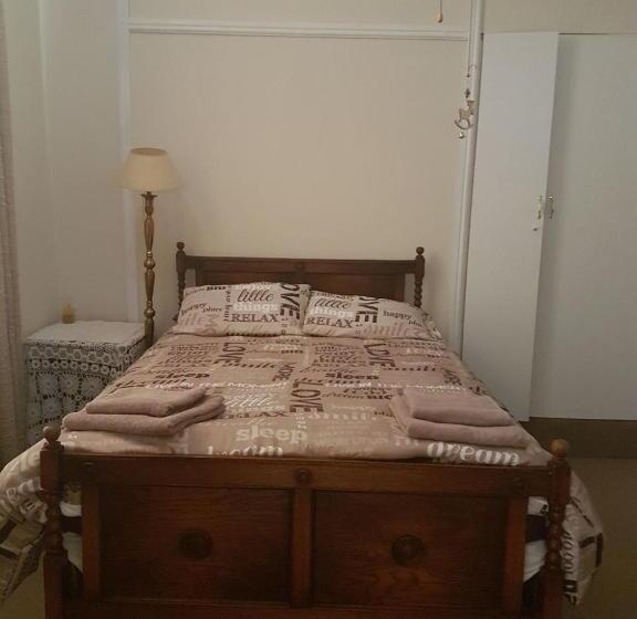 חדר משפחתי, Trackers Inn