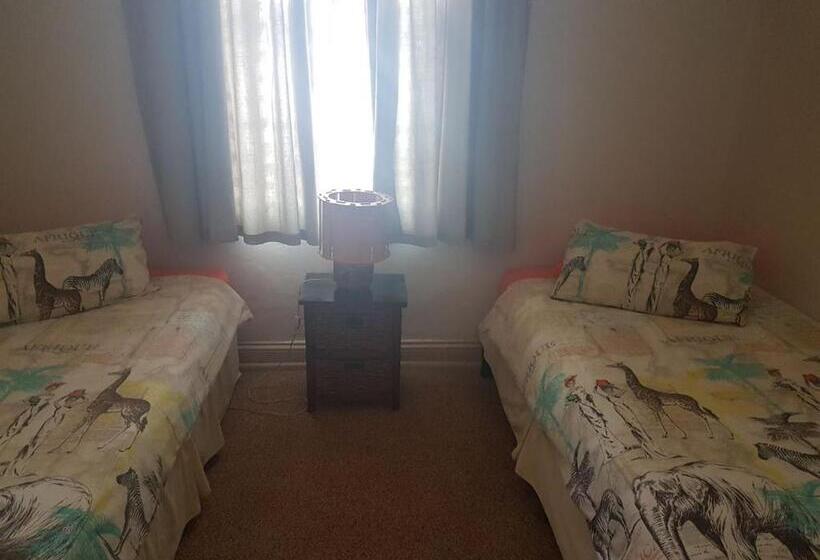 חדר משפחתי, Trackers Inn