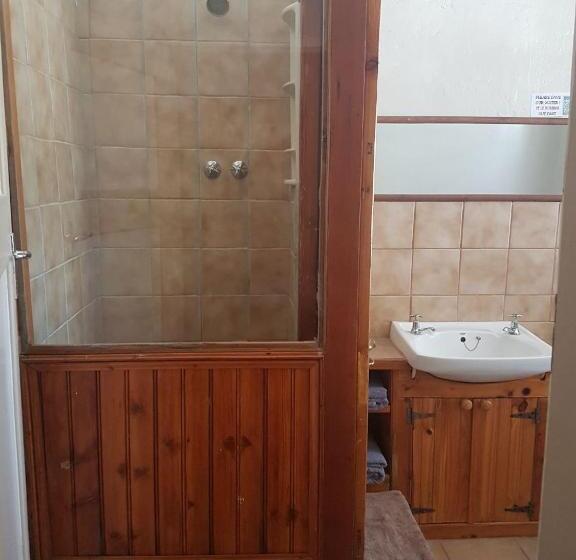 חדר משפחתי, Trackers Inn