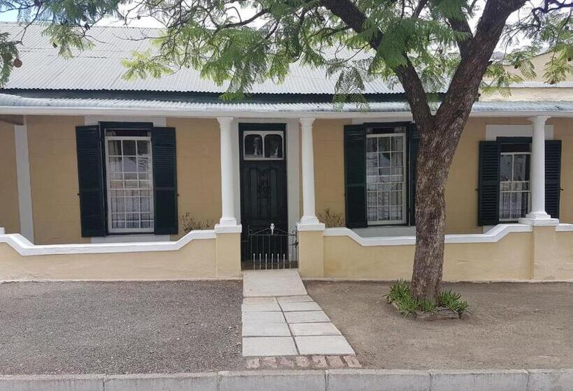 חדר משפחתי, Trackers Inn