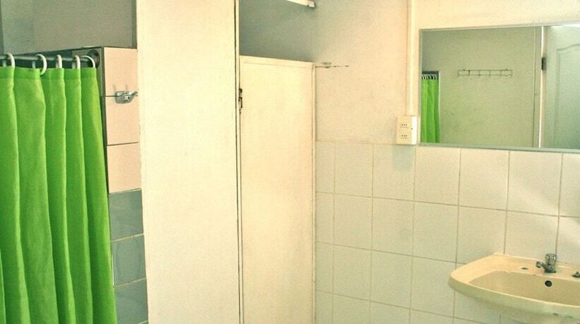 共用房间的床, Arica Surf House