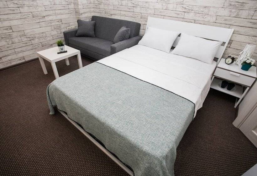 四人标准间, Station   Hostel