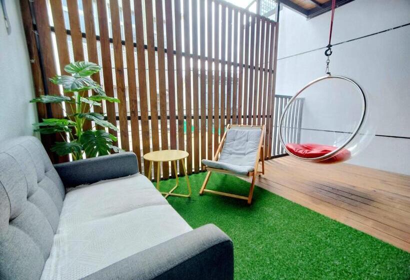 اتاق لوکس با بالکن, Field Trail Homestay