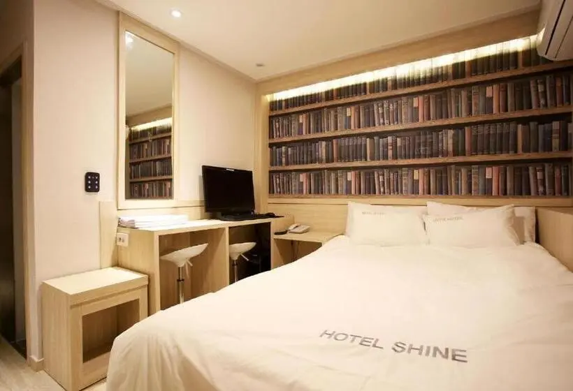 اتاق استاندارد, Shine