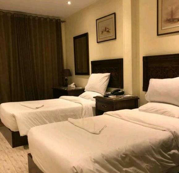 اتاق لوکس با چشم‌انداز شهر, Jimmy Pyramids