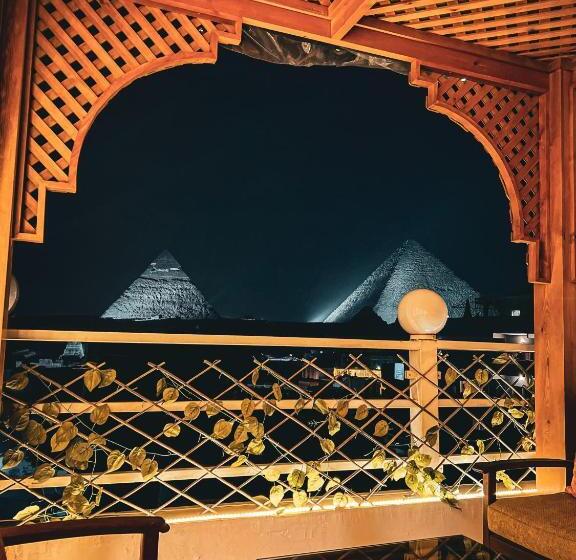 اتاق استاندارد سه نفره, Jimmy Pyramids