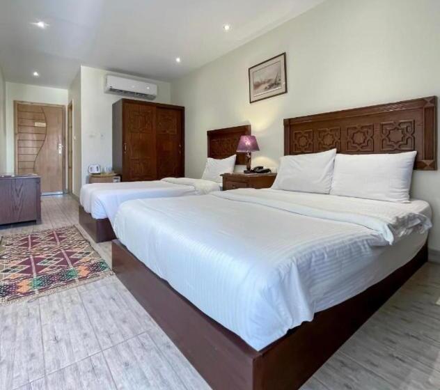 اتاق استاندارد سه نفره, Jimmy Pyramids