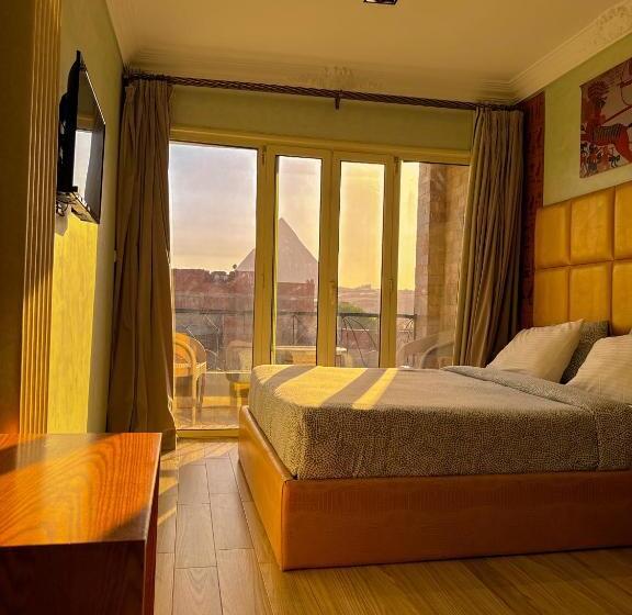 سوییت با چشم‌انداز کوه, Jimmy Pyramids