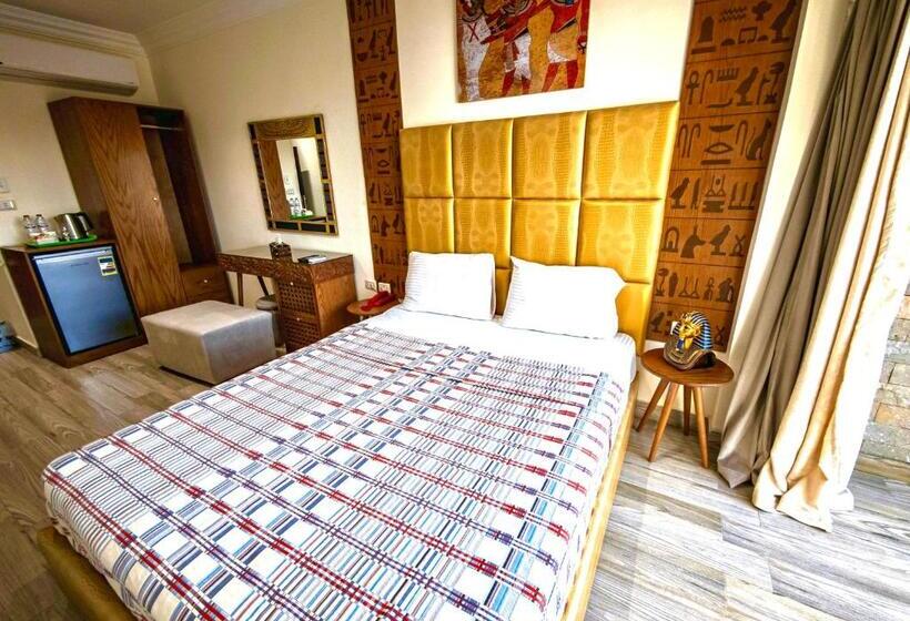 سوییت با چشم‌انداز کوه, Jimmy Pyramids