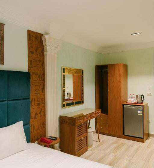 سوییت با چشم‌انداز کوه, Jimmy Pyramids