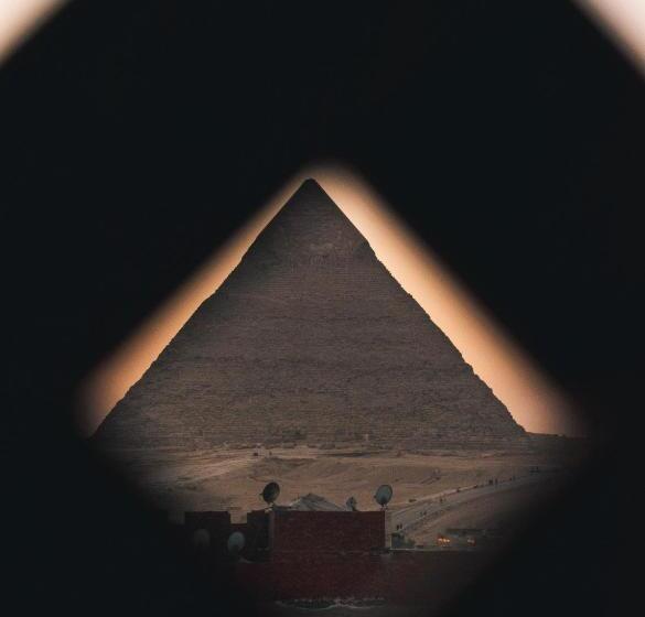 سوییت با چشم‌انداز کوه, Jimmy Pyramids