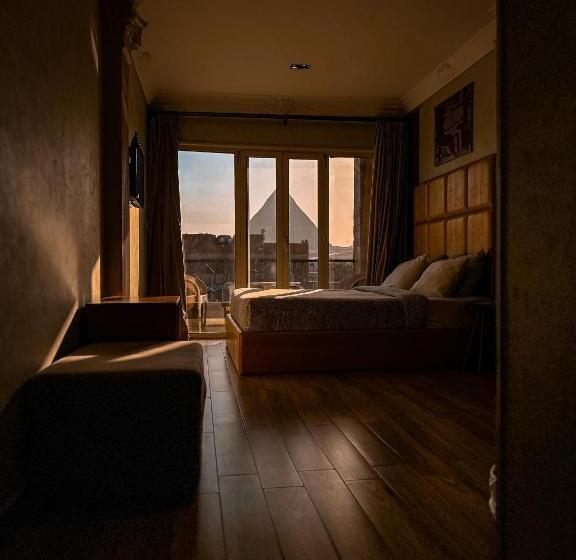 سوییت با چشم‌انداز کوه, Jimmy Pyramids