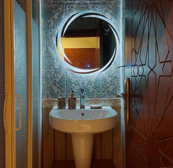 سوئیت با وان آب گرم, Jimmy Pyramids