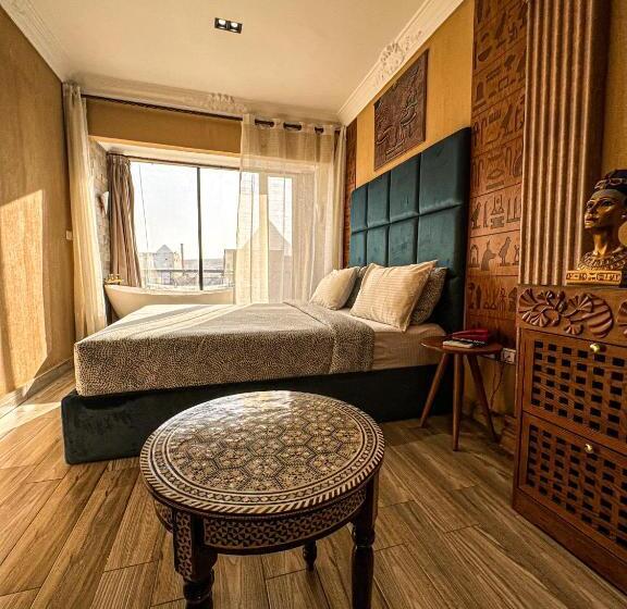 سوئیت با وان آب گرم, Jimmy Pyramids