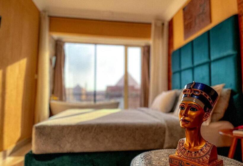 سوئیت با وان آب گرم, Jimmy Pyramids