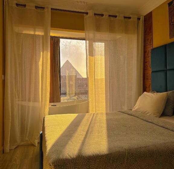 سوئیت با وان آب گرم, Jimmy Pyramids