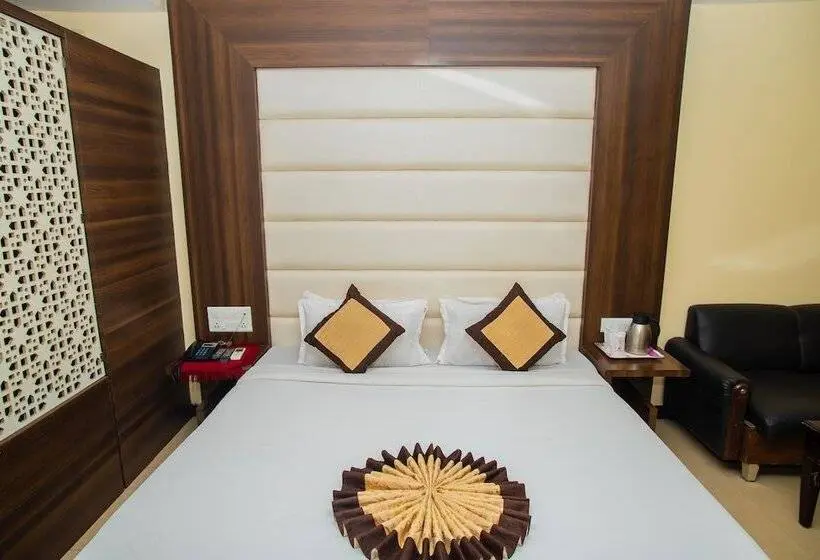 Superior Room, Simran