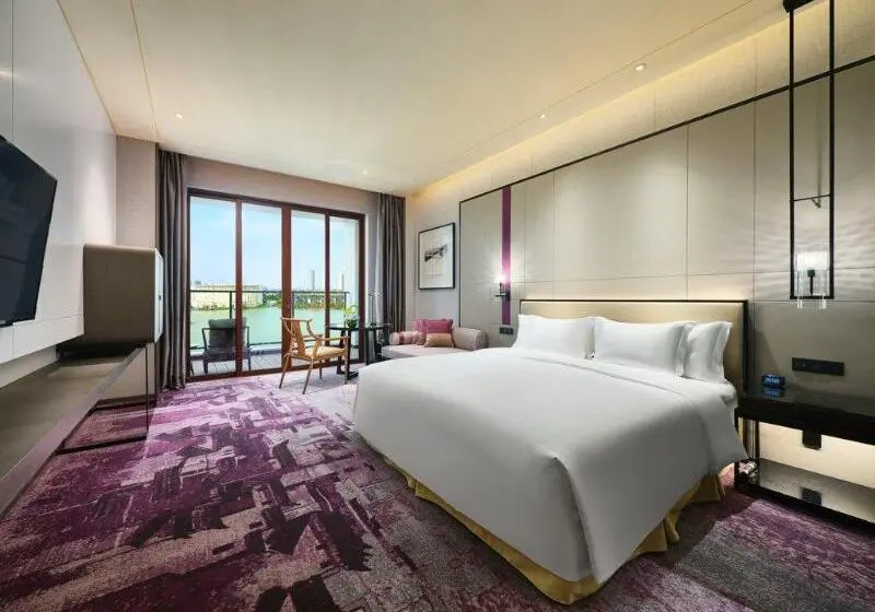 キングサイズベッドのスタンダードルーム, Crowne Plaza Wuxi Lake View By Ihg