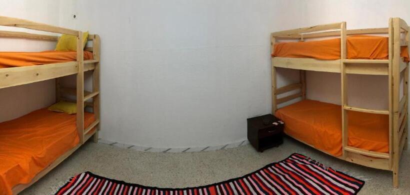 تختخواب در اتاق مشترک, Auberge Alferdaous