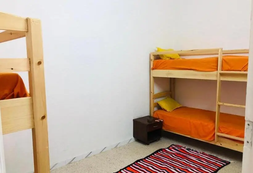 تختخواب در اتاق مشترک, Auberge Alferdaous