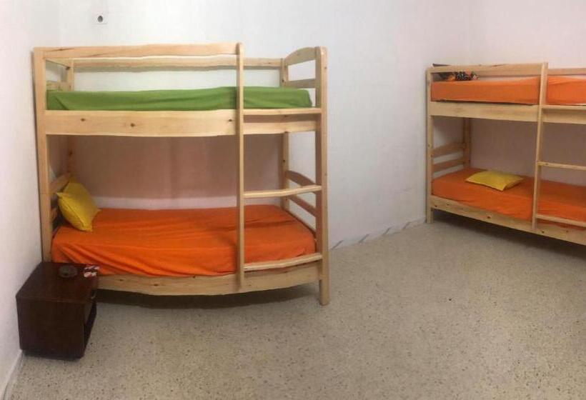 تختخواب در اتاق مشترک, Auberge Alferdaous