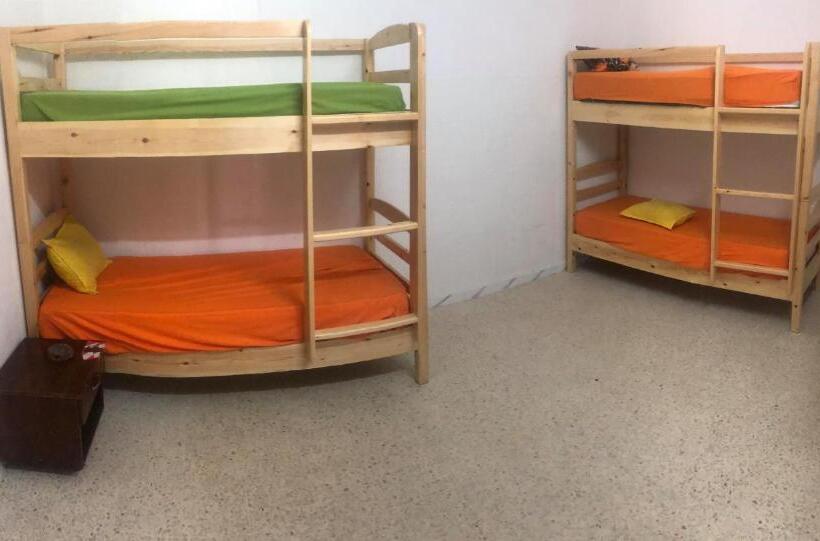 تختخواب در اتاق مشترک, Auberge Alferdaous