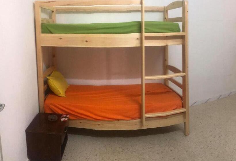 تختخواب در اتاق مشترک, Auberge Alferdaous