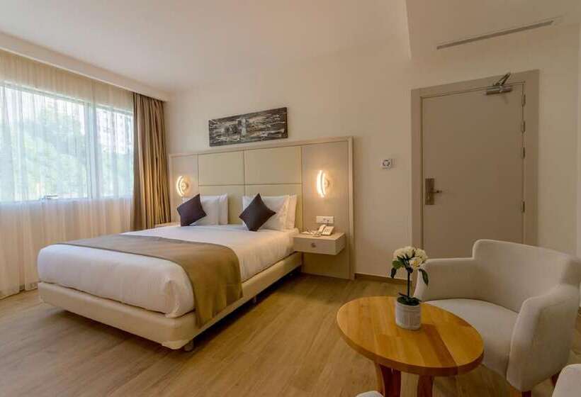 اتاق لوکس, Sidi Yahia