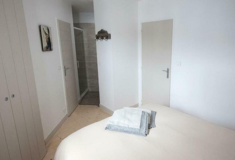 غرفة قياسية مطلّة علي حمام السباحة, Maison D’hôtes Les Ajoncs