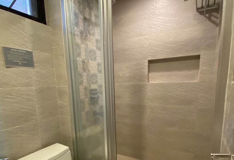 استودیو خانوادگی, The Lakeview Suites