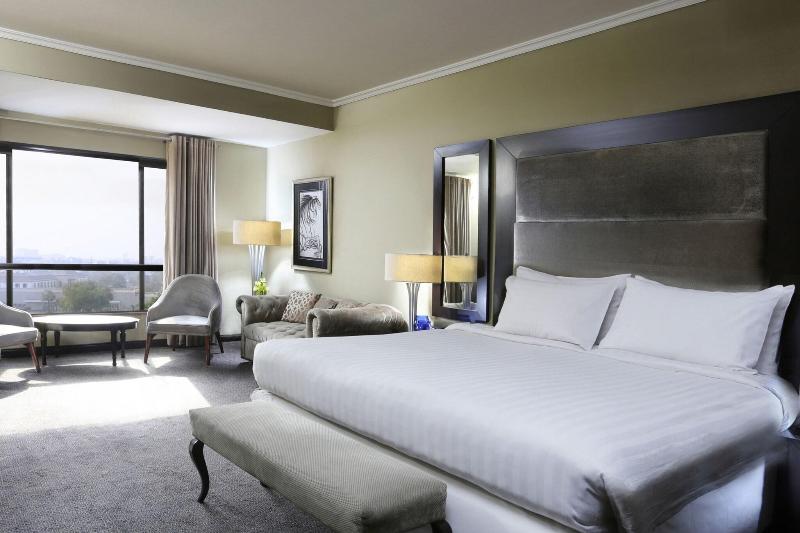 اتاق اجرایی با تخت بزرگ, Four Points By Sheraton Lahore