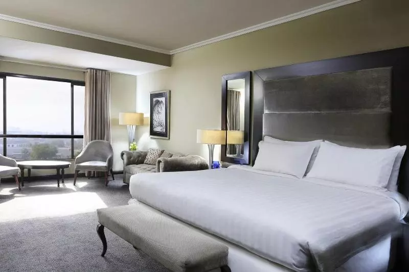 اتاق اجرایی با تخت بزرگ, Four Points By Sheraton Lahore