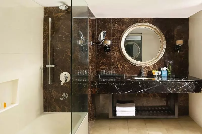 اتاق اجرایی با تخت بزرگ, Four Points By Sheraton Lahore