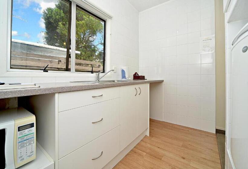 수피리어 스튜디오, Takapuna Motor Lodge