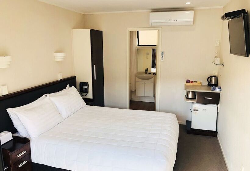 이그제큐티브 스튜디오, Tudor Court Motor Lodge