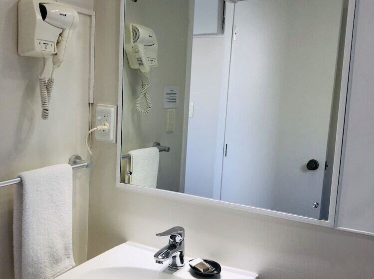 ファミリールーム, Tudor Court Motor Lodge