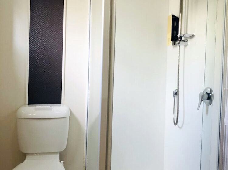 ファミリールーム, Tudor Court Motor Lodge