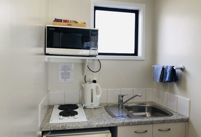 ファミリールーム, Tudor Court Motor Lodge