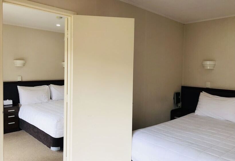 ファミリールーム, Tudor Court Motor Lodge