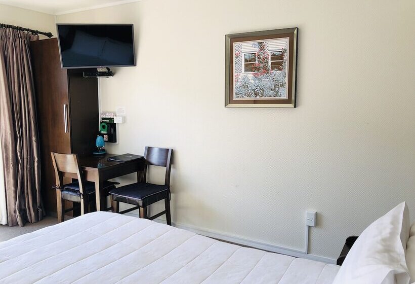 패밀리 룸, Tudor Court Motor Lodge
