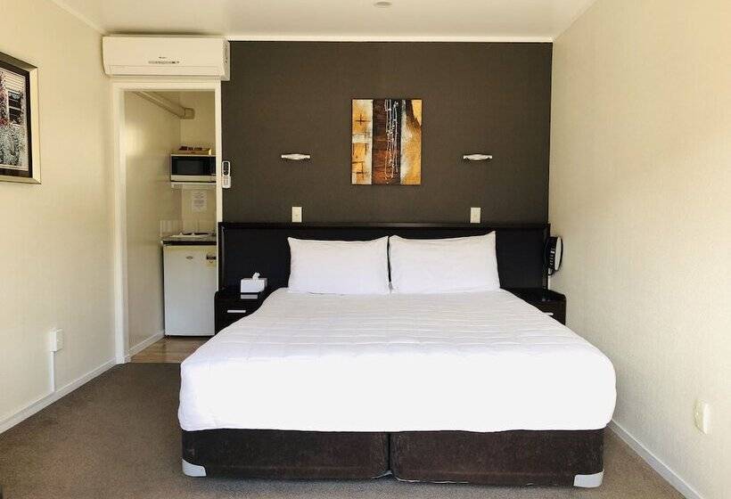 ファミリールーム, Tudor Court Motor Lodge