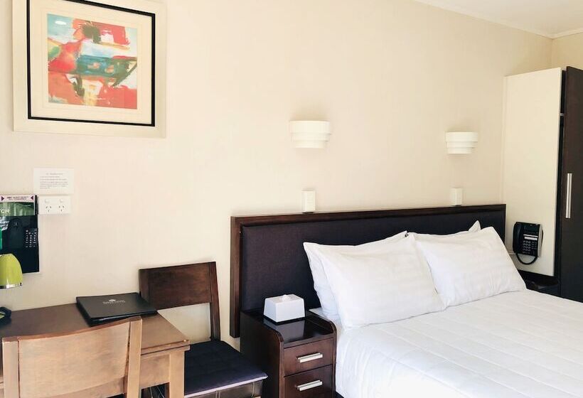 ファミリールーム, Tudor Court Motor Lodge